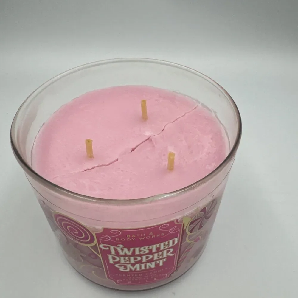 Bath and Body Works Twisted Peppermint Scented Candle 3-Wick (14.5 OZ / 411 G) - Picture 2 of 3